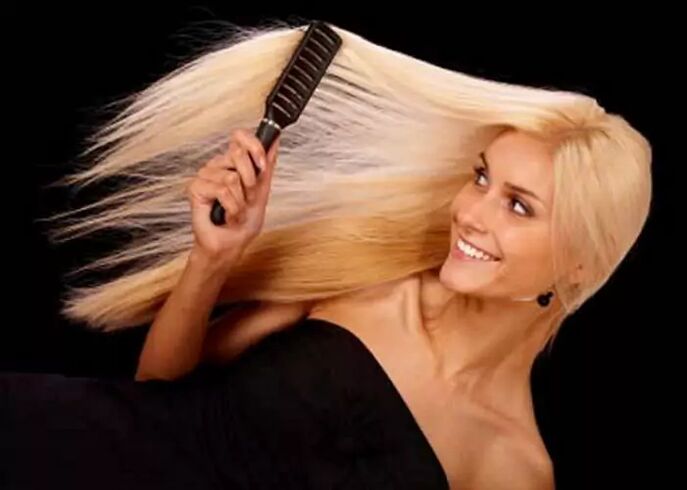 Fată care își pieptănează părul